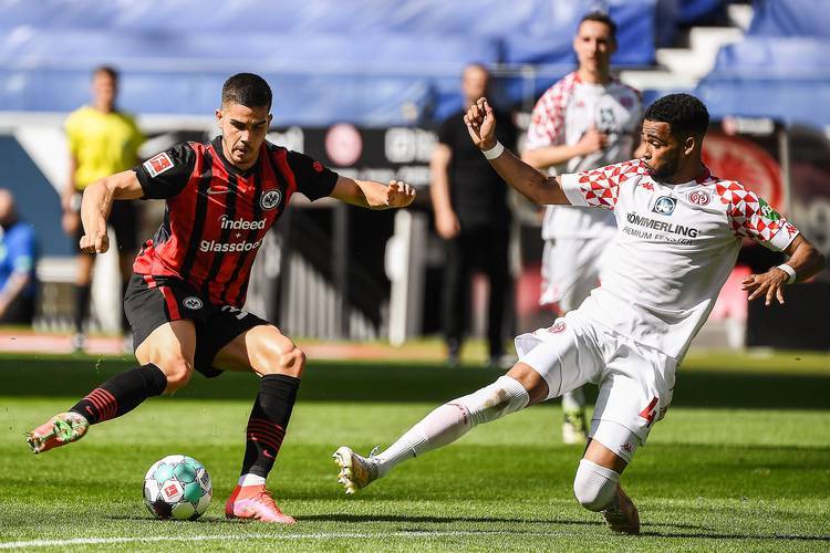 包含斯图加特中场球员发挥极佳，助力球队征战的词条