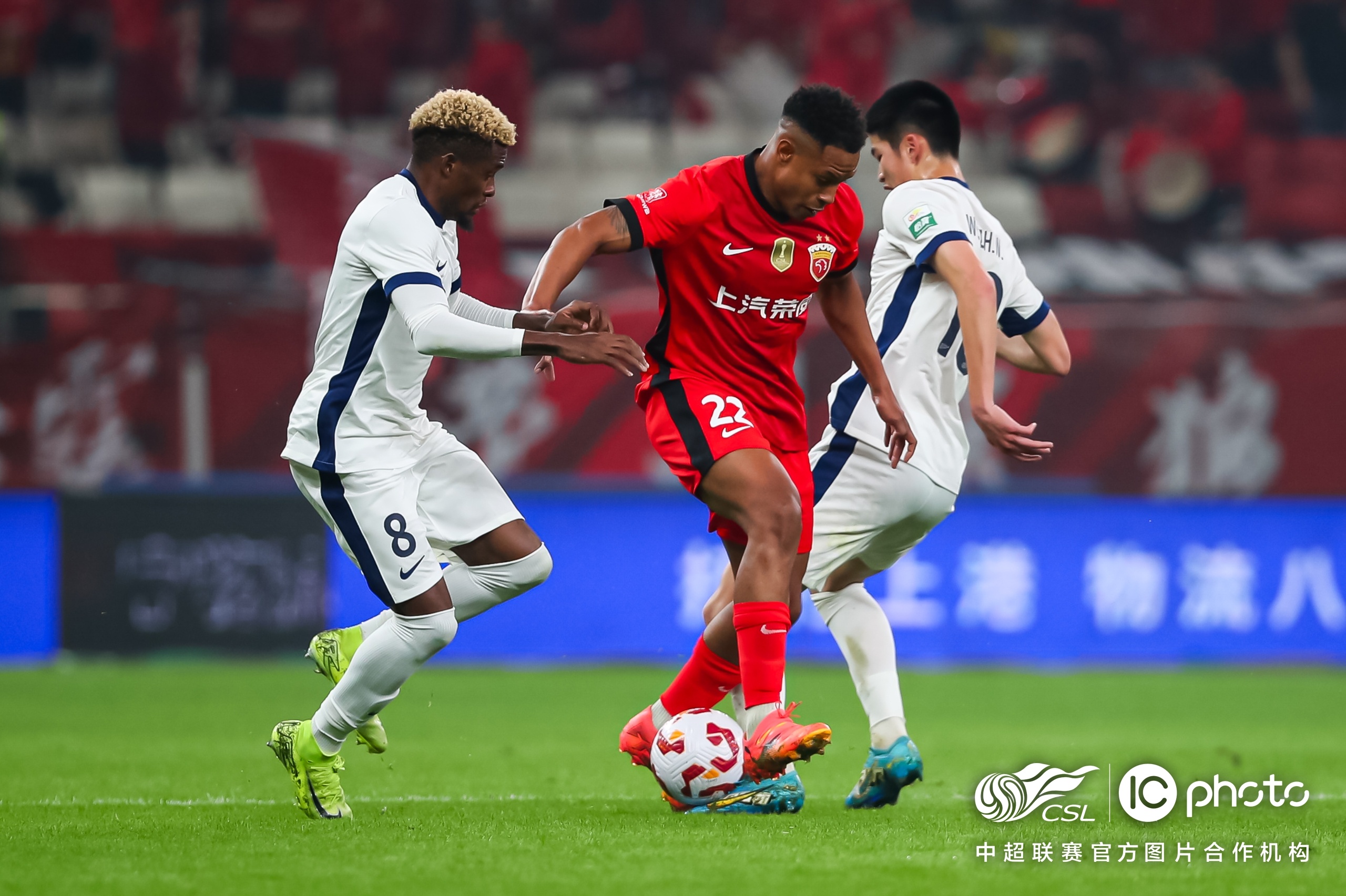 双塔组合再度出击,球队士气高涨的简单介绍 双塔组合再度出击,球队士气高涨的简单介绍